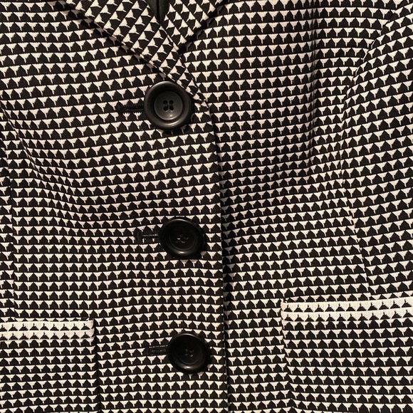 Axcess a Liz Claiborne co. short waisted black and white blazer. - Picture 4 of 8